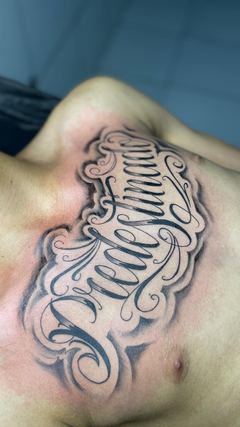 Palavra em letra decorada tatuada no peito