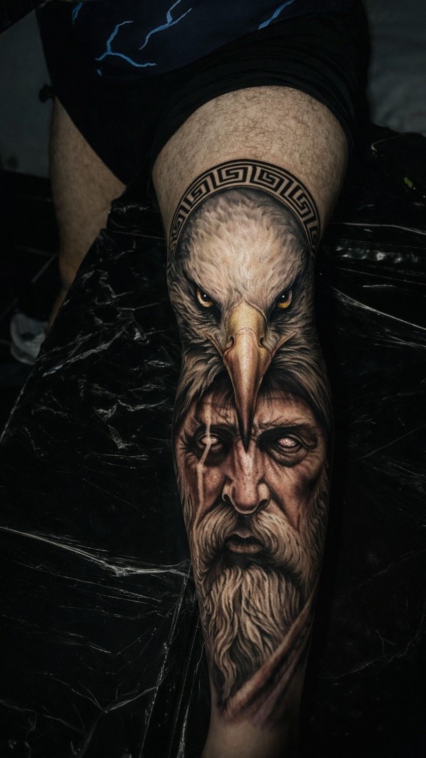 Tatuagem na coxa em realismo preto e cinza com águia e rosto de homem barbado